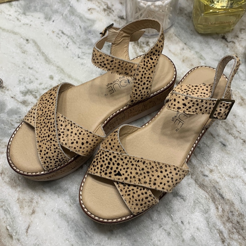 Boutique Corky flat forms!